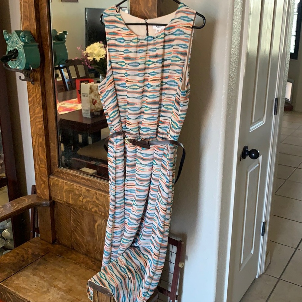 Comfy work dress with thin brown belt